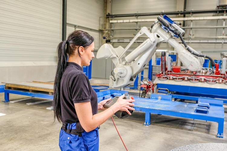 Vielfältige Tätigkeiten mit viel Verantwortung: Otwinowska stellt Maschinen ein, steuert Roboterarme ... Foto: KAUTSCHUK/Daniel Roth