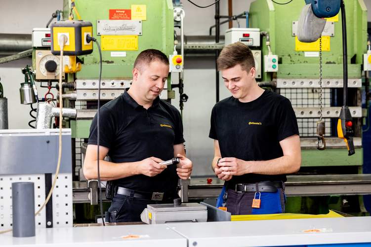 Kurz nachgefragt: Der angehende Elektroniker für Betriebstechnik Julian Riedel (rechts) mit Ausbilder Marcus Göbel. Foto: Fotografie Eva-Maria Schmidt