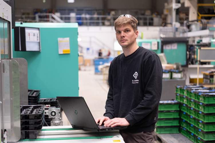 Frust im Maschinenbau: Werkzeugmacher Thilo Schmidt kritisiert, dass er stets die hohen Anforderungen der EU-Maschinenrichtlinie im Auge behalten muss. Foto: KAUTSCHUK/Marcus Prell