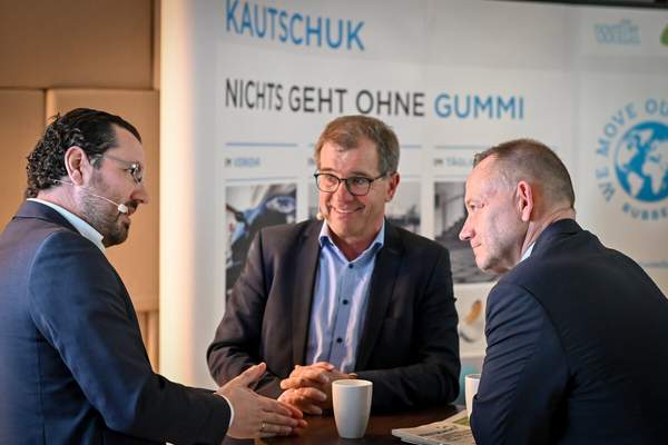 Stichwort KI: Carsten Wagner von deeping im Gespräch mit Werner Fricke vom ADK und Michael Klein (von links). Foto: Boris Trenkel