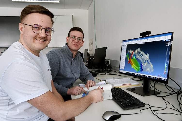 Simon Gabrat und Lukas Schönhalz (von links) sind begeistert von der technischen Ausstattung, die die Schule zu bieten hat. Foto: KAUTSCHUK/Gerd Scheffler