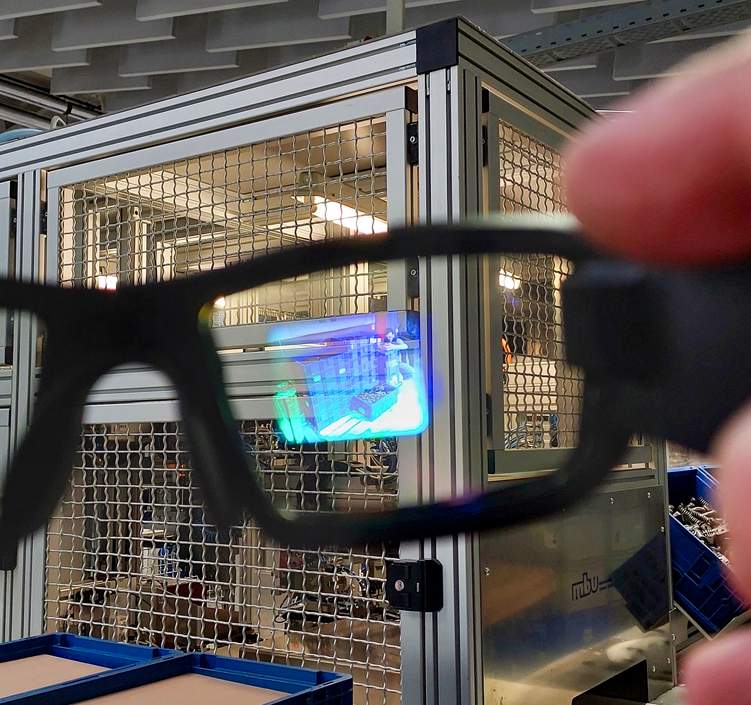 „Erweiterte Realität“: Der Blick durch die Datenbrille eröffnet völlig neue Arbeitsmöglichkeiten. Foto: KAUTSCHUK/Chris Gossmann