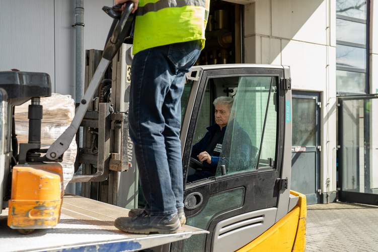 In der Warenannahme: Hasan Gülbas (rechts) schätzt die Firmenkantine und empfi ehlt sie auch Lkw-Fahrern von außerhalb. Foto: KAUTSCHUK/Frank Freudenthaler