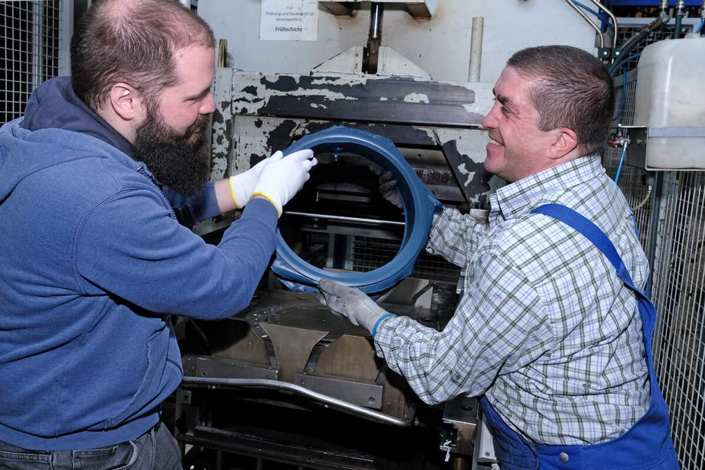 Strategiebesprechung: Neumann und sein Mitarbeiter Christian Schulz planen die Bearbeitung eines gummierten Teils. Foto: Florian Lang