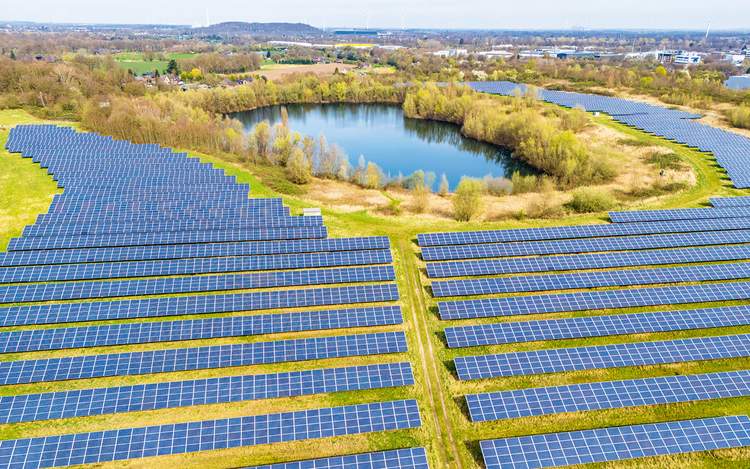 Solarpark am Niederrhein: Die EU setzt gegen den Klimawandel auf Ökoenergie. Foto: IMAGO IMAGES/Jochen Tack