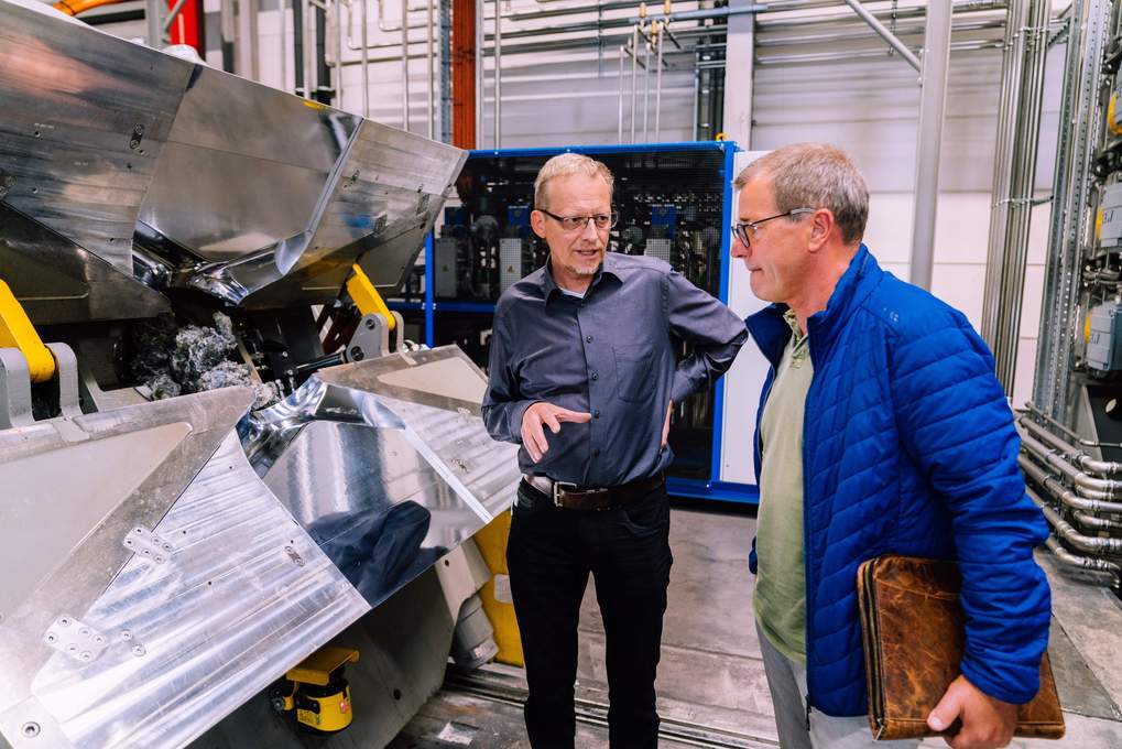 Spannende Technik: Tobias Nonnast erklärt dem KAUTSCHUK-Reporter Werner Fricke die speziell für Wagu konstruierte Roller-Head-Anlage. Foto: Momentum Highlight