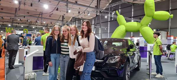 Allerhand zu erleben: Die Freundinnen Mathilde, Anna, Emma und Jule (von links) traten am Pirelli-Exponat im Reifenwechseln gegeneinander an. Foto: ADK