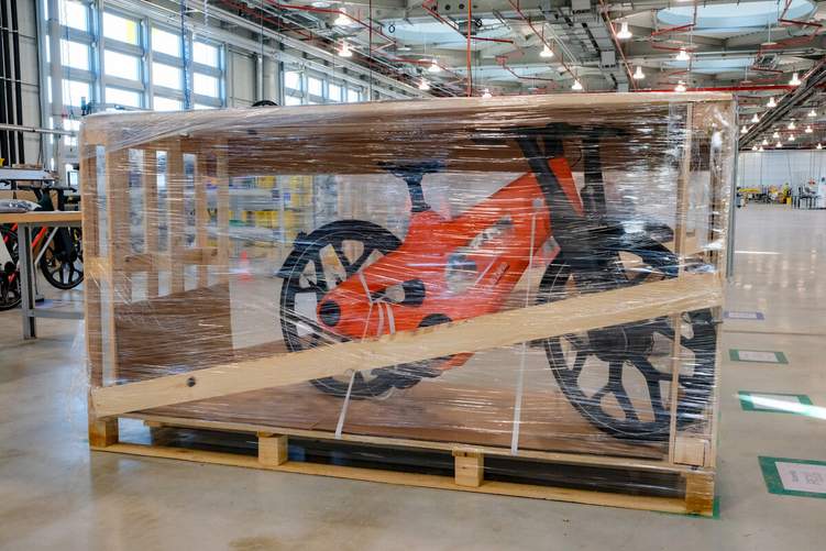 Versandfertig: Verpackt und gesichert ist das Igus-Bike bereit für die Auslieferung. Foto: KAUTSCHUK/Daniel Roth